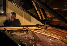 Paul Hanmer im Gespräch.