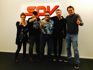 Zum Signing trafen sich v.l.n.r.: Roya Harm (Rodeostar), Georg  Schröder (SPV), Rock Rotten (9mm), Frank Uhle (SPV) und Thorsten Harm (Rodeostar).