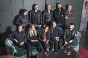 Bildunterschrift: Unten v.l.n.r.: Valtteri Arino, Linnea Olsson, Uno Bruniusson, Juho Vanhanen, Mat McNerney (Grave Pleasures)    Oben v.l.n.r.: Sylvie Atterer (Presse Promotion BlackMob), Benjamin Voß (A&R Manager Rock, Columbia/SonyMusic), Andy Farrow (Manager Grave Pleasures), Tom Dalgety (Producer), Willy Ehmann (Senior Vice President Domestic GSA)   Fotocredit: Jens Oellermann