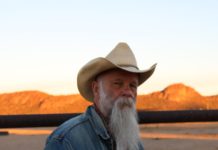 SEASICK STEVE – Keepin‘ The Horse Between Me And The Ground